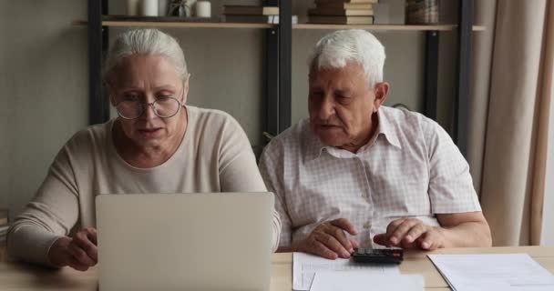 Esposo maduro esposa gerenciar finanças pagar contas usando laptop moderno — Vídeo de Stock