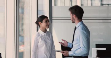 Çok ırklı iş adamları el sıkışarak anlaşma sağladı