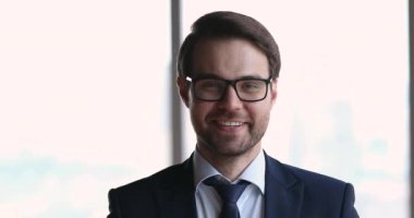 Resmi şık takım elbiseli yakışıklı iş adamı portresi