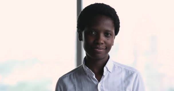 Снимок улыбающейся африканской предпринимательницы или бизнес-тренера — стоковое видео