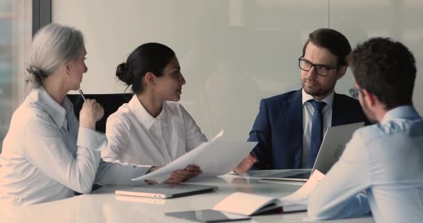 Empresarios multiétnicos analizan estadísticas financieras reunidas en la moderna sala de juntas — Vídeo de stock