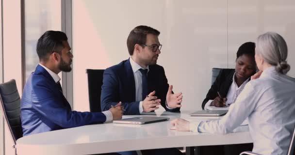 Verscheidene zakenmensen bereikten overeenstemming handen schudden formele vergadering te bereiken — Stockvideo