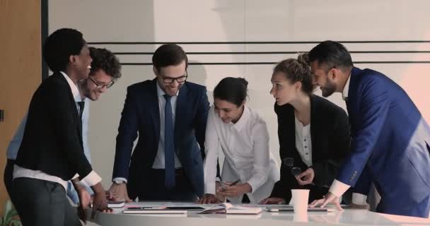 Шість багаторасових дружніх колег розробляють ідеї, планують бізнес-стратегію — стокове відео