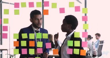 Afrikalı ve Hintli personel beşlik çakmayı bitirdiler