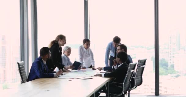 In de moderne bestuurskamer werkt een groep zakenmensen aan een samenwerkingsproject — Stockvideo