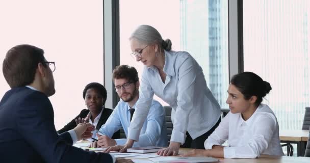 Diversos miembros del personal de la empresa participan en la reunión informativa en la sala de reuniones — Vídeo de stock