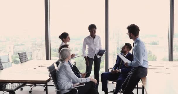 Entrenador de negocios africano hace discurso al personal de la compañía multiétnica — Vídeo de stock