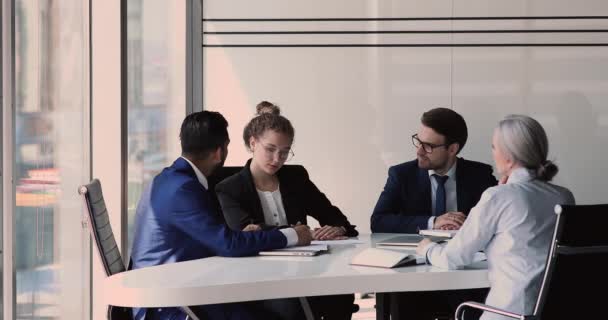 Kleine groep van diverse executive managers bespreken project in office — Stockvideo