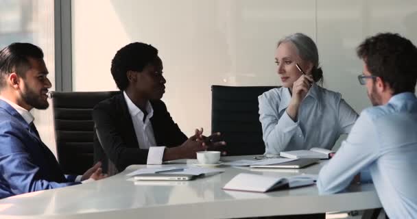 Afrikaanse vrouwelijke teamleider houdt toespraak tijdens formele bijeenkomst — Stockvideo