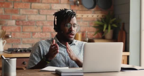 Afrikalı adam laptoptaki video konferans uygulaması ile iletişim kuruyor. — Stok video