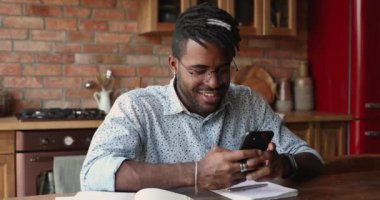 Afrikalı adam videoyu aldı, favori grup müziğini internetten dinledi.