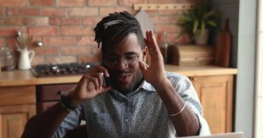 Genç Afrikalı adam cep telefonuyla konuşuyor.