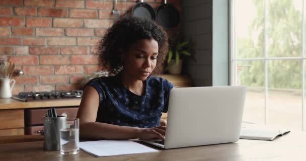 Afrikansk kvinna känner sig nöjd med goda nyheter via e-post — Stockvideo