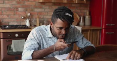 Afrikalı adamın elinde cep telefonu paylaşımı sesli mesajlar var