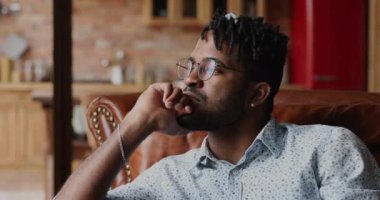 Genç Afrikalı yakışıklı adam uzaktan bakmayı düşünüyor.