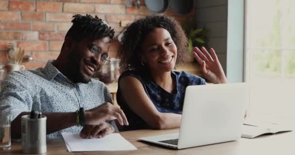 Afrikanisches Paar begrüßt Familie genießen angenehme Unterhaltung mit Videocall-Anwendung — Stockvideo