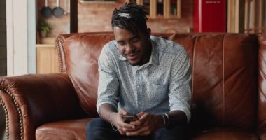 Afrikalı adam sosyal medyada mesajlarını paylaşıyor cep telefonu kullanıyor