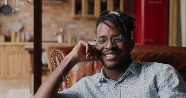 Close up retrato de feliz rindo homem africano sentar-se em interior — Vídeo de Stock