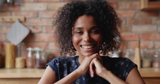 Afrikansk kvinna med brett charmigt toothy leende titta på kameran — Stockvideo
