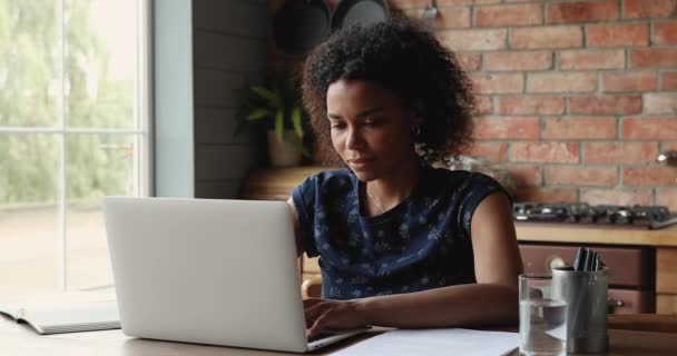 Afrikaanse vrouw werken op laptop voelt boos over systeemfout — Stockvideo