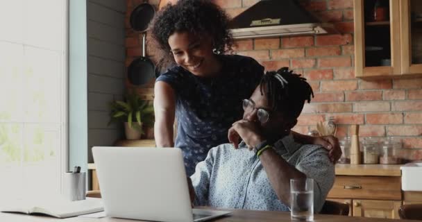 Glückliches afrikanisches Paar checkt E-Mail lesen fantastische Nachrichten feiern Erfolg — Stockvideo