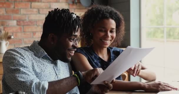 Africano casal ler aviso com grandes notícias se sentir feliz — Vídeo de Stock