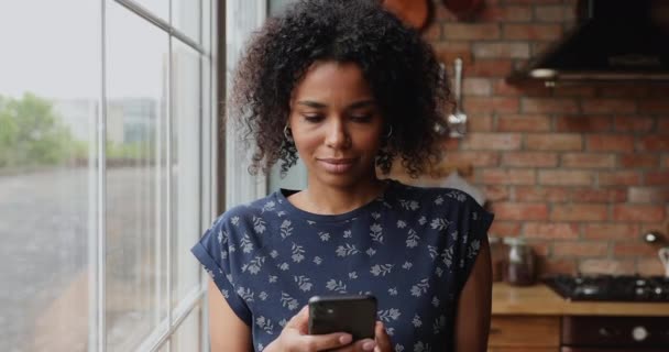 Mujer africana usando teléfono inteligente disfrutar de servicios de comercio electrónico fáciles — Vídeo de stock