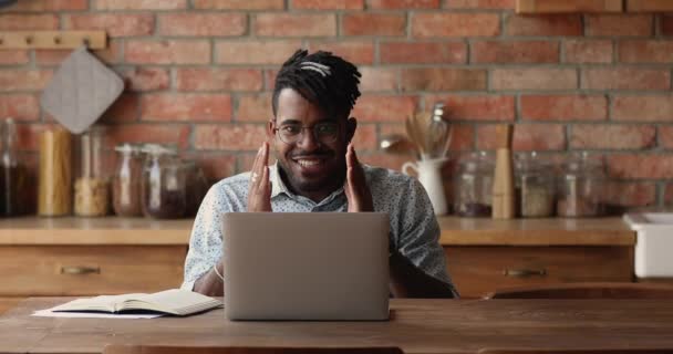 Heyecanlı Afrikalı adam dizüstü bilgisayara bak ve zaferi kutla — Stok video