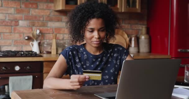 Afrykańska kobieta posiada kartę kredytową dokonywania e bank płatności online — Wideo stockowe