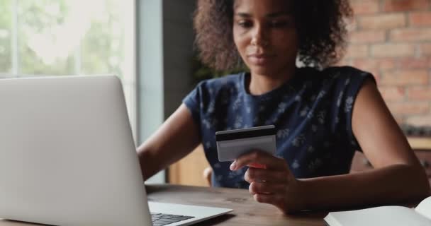 Donna africana shopping online con computer portatile pagando con carta di credito — Video Stock