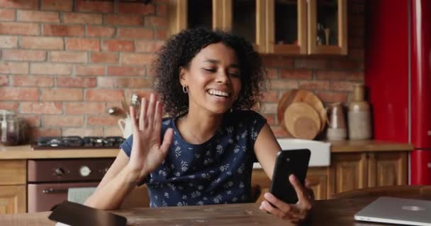 Mulher africana usando celular cumprimentando amigo iniciar conversa chamada de vídeo — Vídeo de Stock