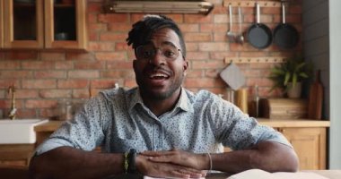 Afrikalı işadamı, müşteriyle video konferansına başlıyor