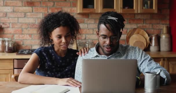 Afrikaans paar kopen op internet met behulp van laptop — Stockvideo