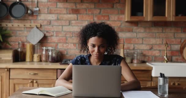 Pensive africká žena pracující na notebooku doma — Stock video