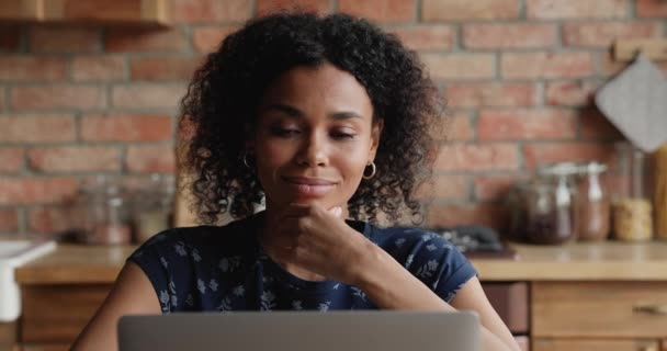 Pensitieve bedachtzame Afrikaanse zakenvrouw werkt op de computer thuis — Stockvideo