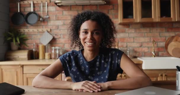 Mujer africana saludo amigo iniciar conversación a través de videollamada — Vídeos de Stock