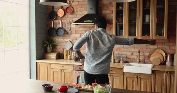在现代厨房里跳舞的非洲男人分心了 — 图库视频影像