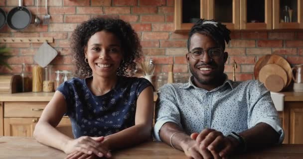Atraktivní africký pár, aby video hovor s rodinou vzdáleně — Stock video