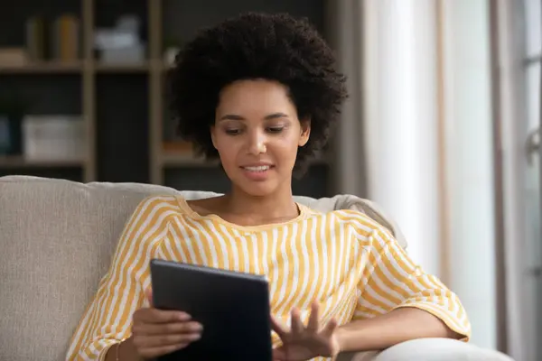 Gericht duizendjarige zwarte vrouw met behulp van e-commerce shopping app — Stockfoto
