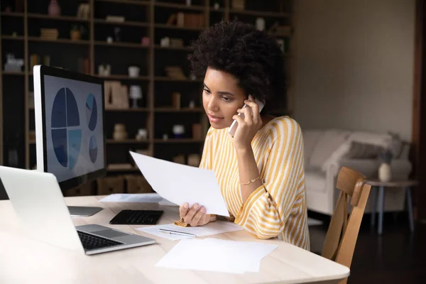 Mujer de negocios afroamericana enfocada trabajando desde casa —  Fotos de Stock