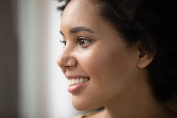 Gelukkig mooi jong Afrikaans Amerikaans vrouw gezicht portret — Stockfoto