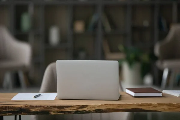 Posto di lavoro moderno senza persone con laptop e diario sul tavolo — Foto Stock