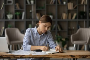 Günlüğe yazan kadın, masada oturan yapılacaklar listesi