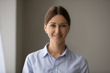 Çekici bir portre, gülümseyen 30 'ların iş kadını pozu.