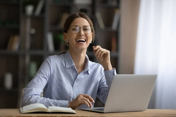 Feliz mujer de negocios sentarse en el escritorio delante de la computadora portátil — Foto de Stock