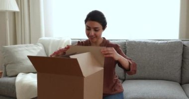 Hintli kadın adreslerin paketleri boşalttıklarına sevindim.