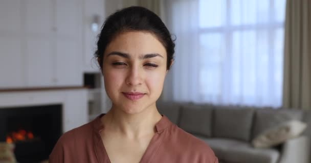 Портрет молодой привлекательной индийской женщины, позирующей в помещении, улыбающейся — стоковое видео