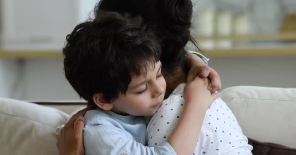 Fürsorgliche Mutter umarmt kleinen traurigen Jungen Sohn Unterstützung tröstend — Stockvideo