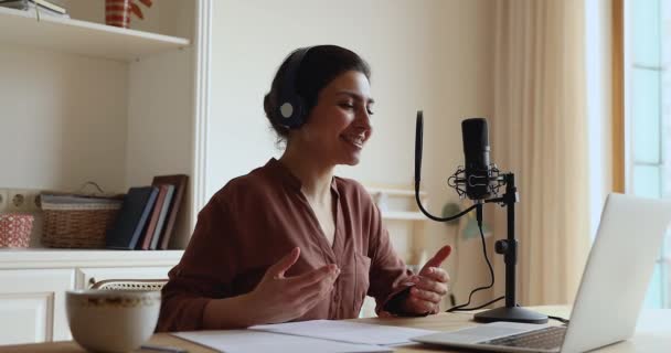 Młoda indiańska pani w słuchawkach zrobić podcast za pomocą profesjonalnego mikrofonu — Wideo stockowe