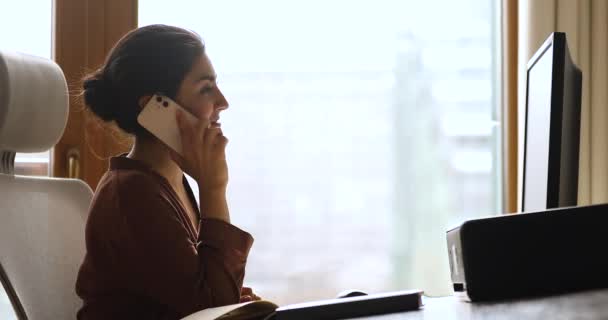 Απασχολημένη Ινδή επιχειρηματίας συμβουλευτείτε τον πελάτη μέσω τηλεφώνου χρησιμοποιώντας επιφάνεια εργασίας — Αρχείο Βίντεο
